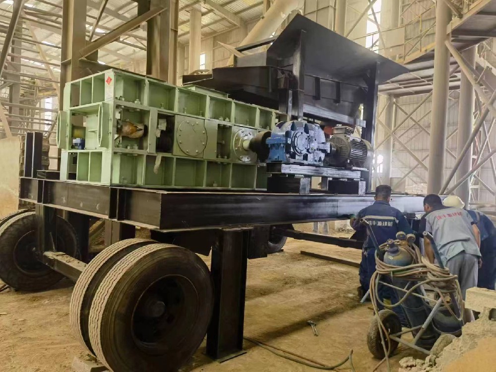 云南客戶移動對輥細碎制砂機破碎干粉沙漿專用沙現場